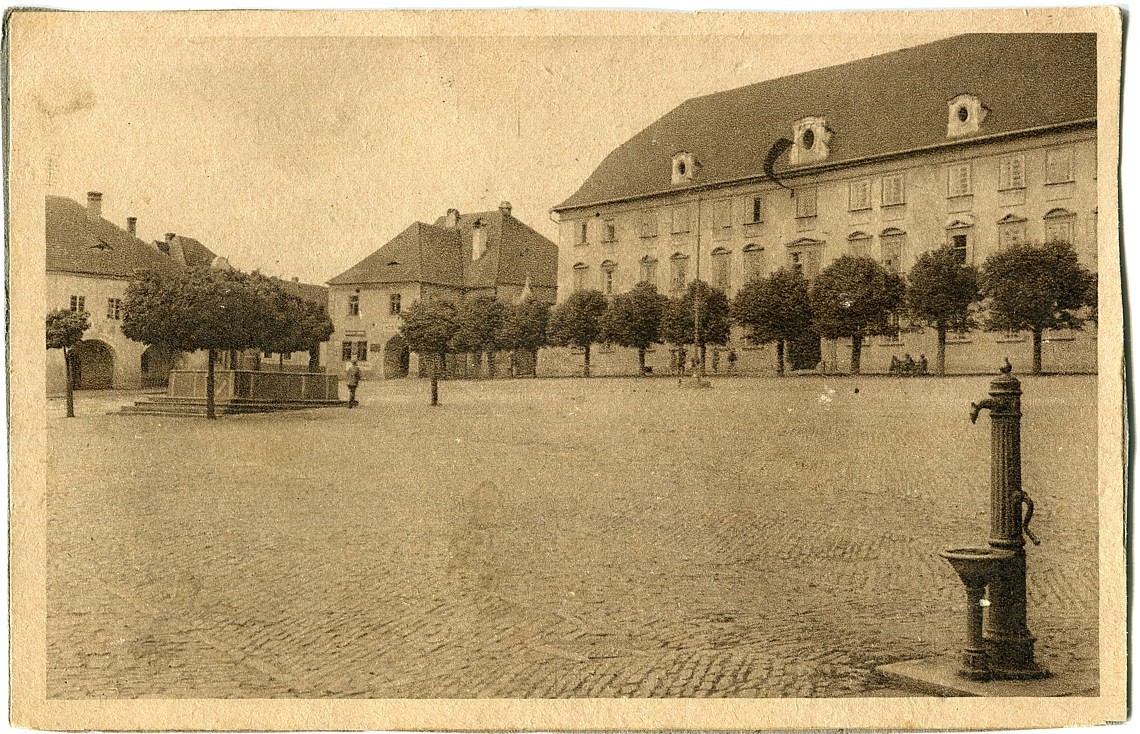 is-0178-pumpa-na-namesti-1140