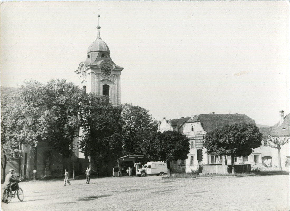 hl-0002-pojizdna-prodejna-pred-pumpou-na-namesti-1140