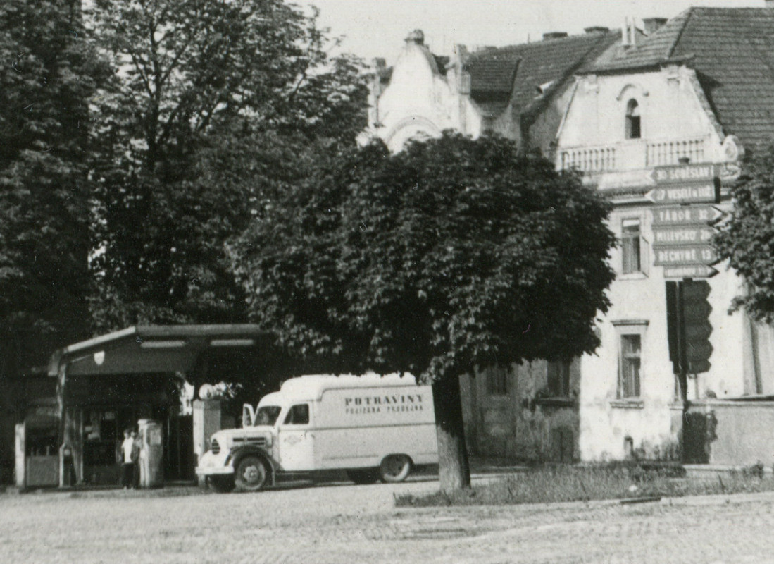 hl-0002-pojizdna-prodejna-pred-pumpou-na-namesti-2-1140